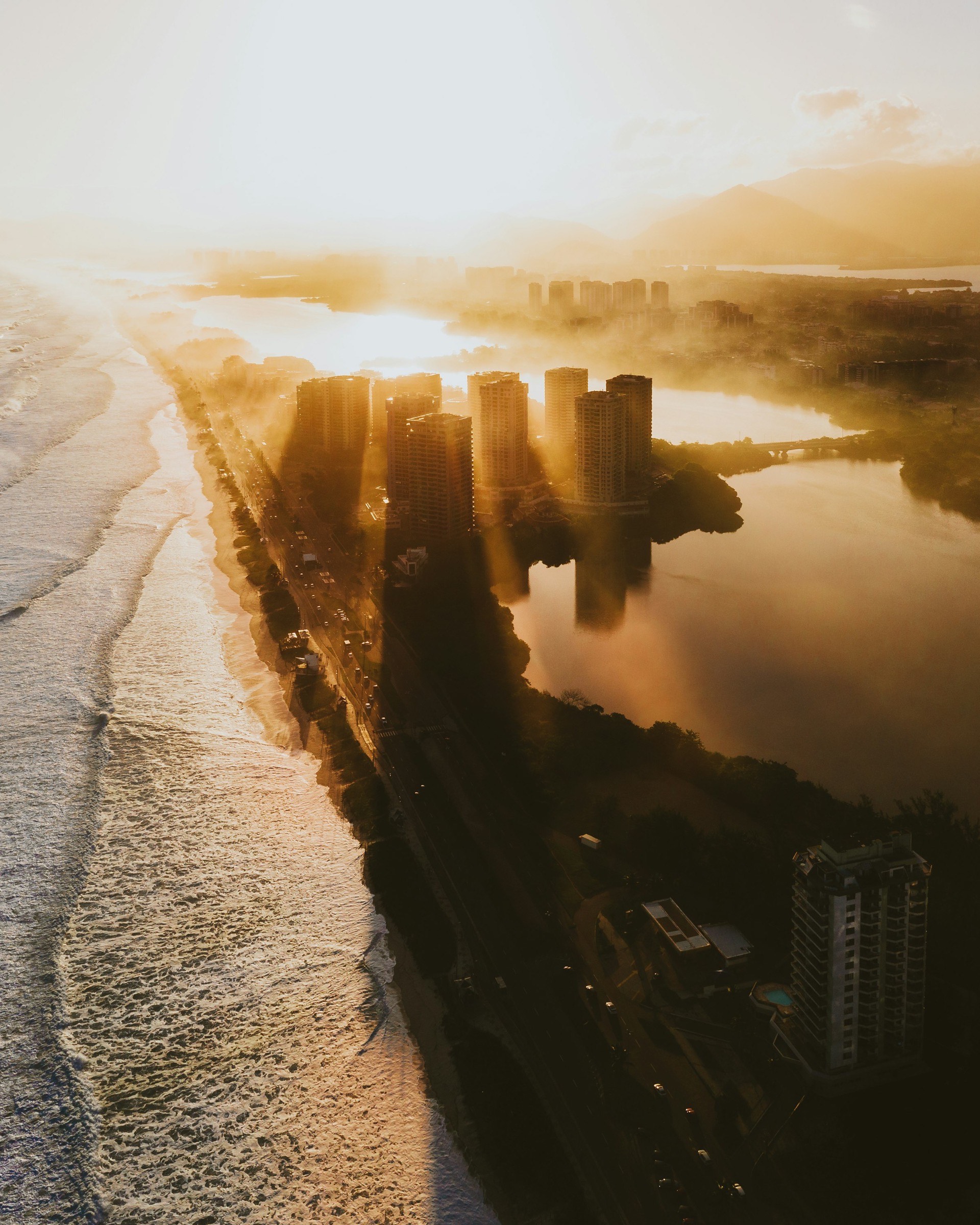 Vista aérea da Barra da Tijuca ao amanhecer